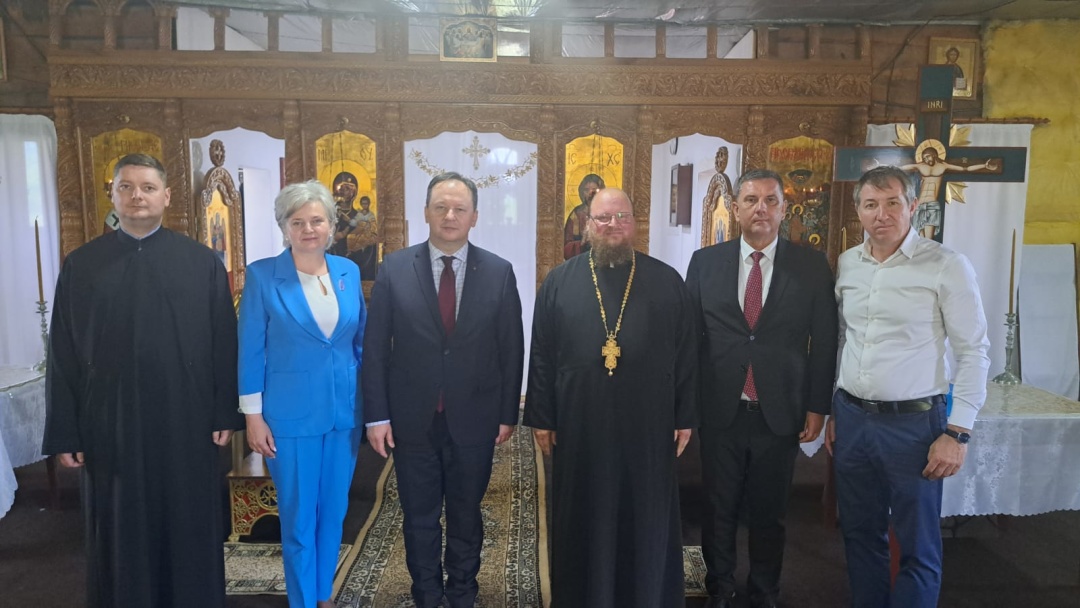 posol u rumuniyi igor vidvidav shkolu z povnim ciklom vikladannja ukrayinskoju movoju 01579a3