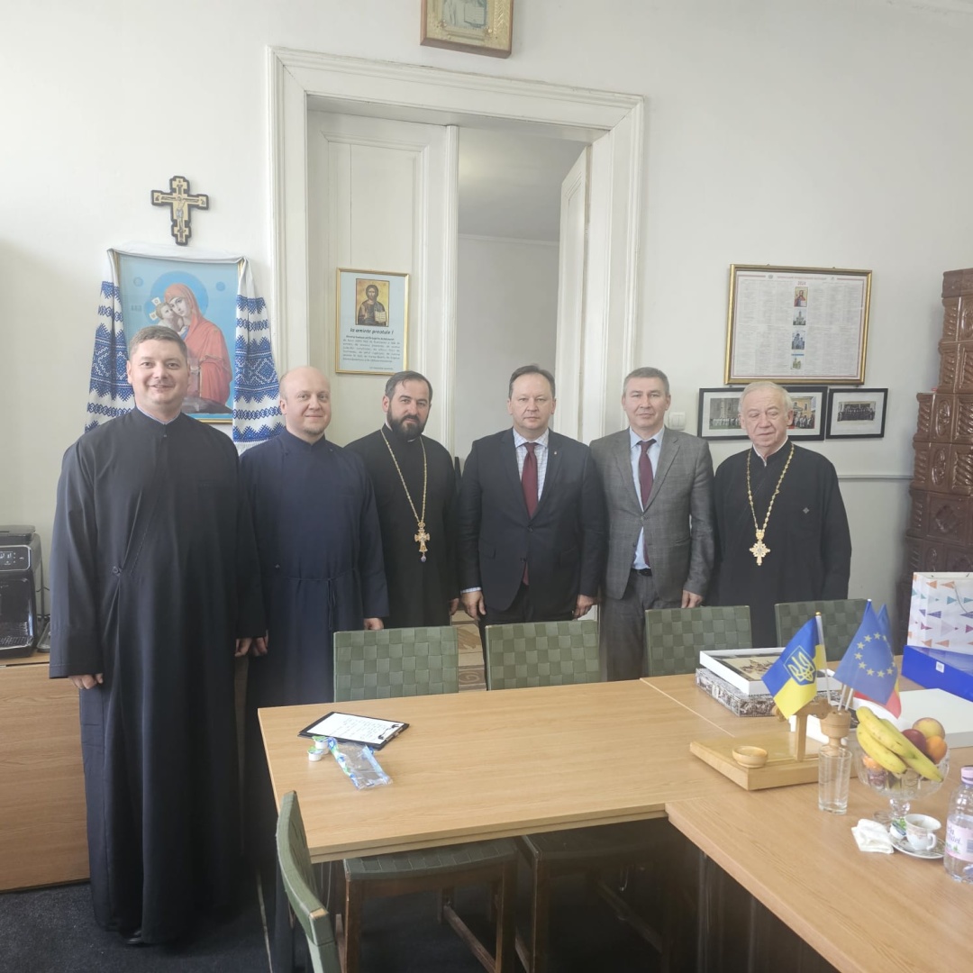 posol u rumuniyi igor vidvidav shkolu z povnim ciklom vikladannja ukrayinskoju movoju f673d34