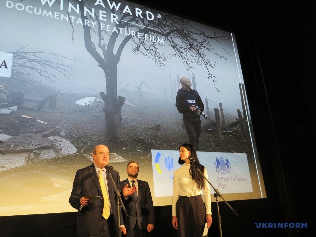 posolstva ukrayini ta velikoyi britaniyi proveli v rizi pokaz filmu 20 dniv u mariupoli 2095648
