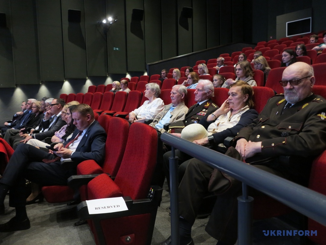 posolstva ukrayini ta velikoyi britaniyi proveli v rizi pokaz filmu 20 dniv u mariupoli b338ca8