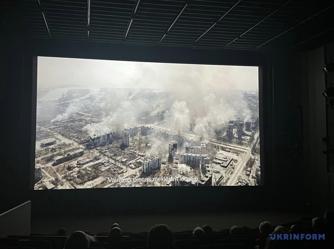 posolstva ukrayini ta velikoyi britaniyi proveli v rizi pokaz filmu 20 dniv u mariupoli cac6107