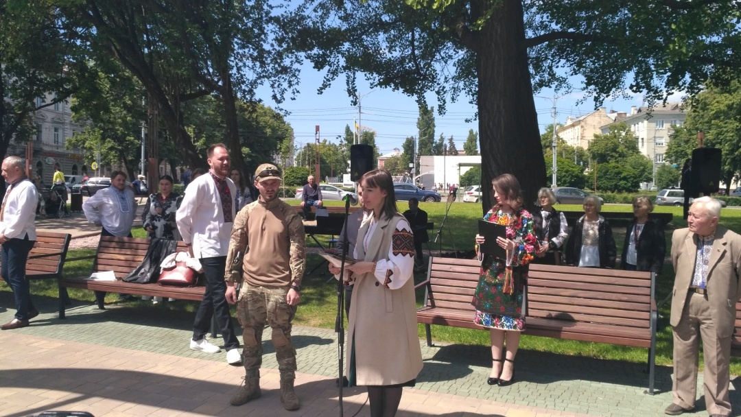 prezentovanu v chernivcjah vishivanku bojova dronivka podaruvali vijskovomu na front 0cc993e