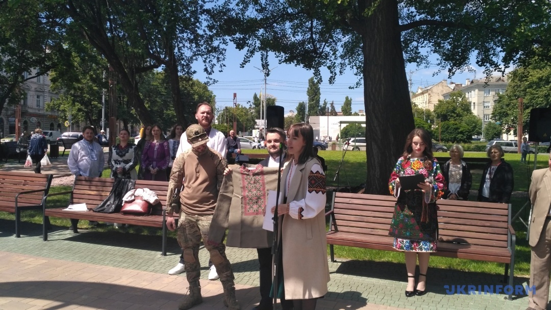 prezentovanu v chernivcjah vishivanku bojova dronivka podaruvali vijskovomu na front 25c7476