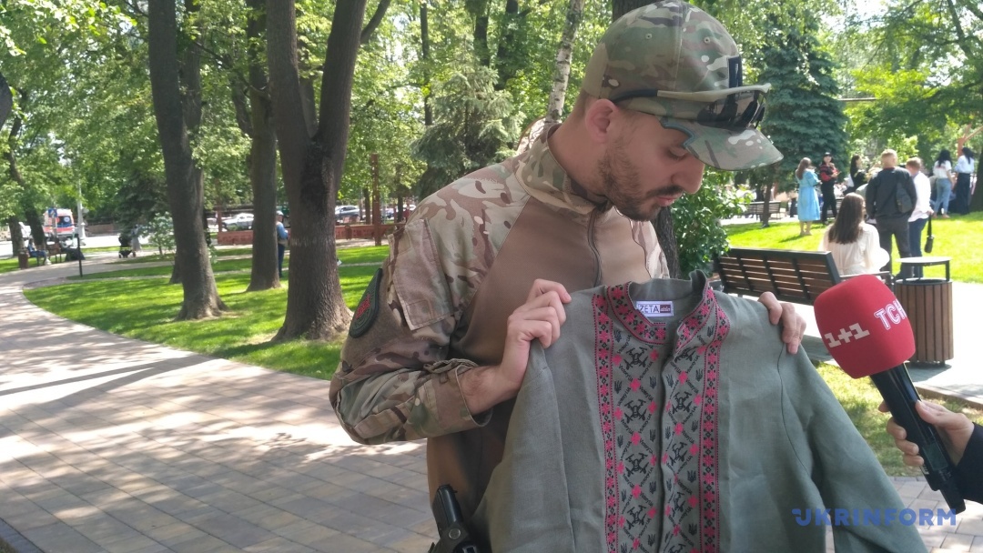 prezentovanu v chernivcjah vishivanku bojova dronivka podaruvali vijskovomu na front b738e75