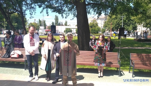 Презентовану в Чернівцях вишиванку «Бойова дронівка» подарували військовому на фронт