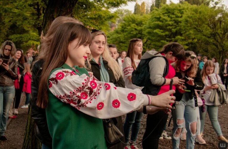 Презентують вишиванку «Бойова дронівка»: програма заходів до Дня вишиванки у Чернівцях