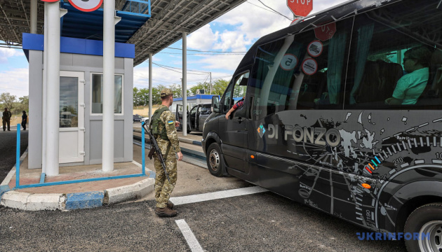 Прикордонники за добу оформляють близько 200 відмов у виїзді
