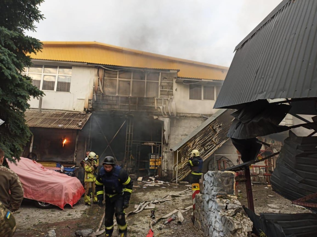 raketnij udar po kiyevu poshkodzhena sto avtomijka ta shist legkovikiv 61e8996