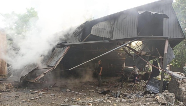 Ракетний удар по Києву: пошкоджена СТО, автомийка та шість легковиків