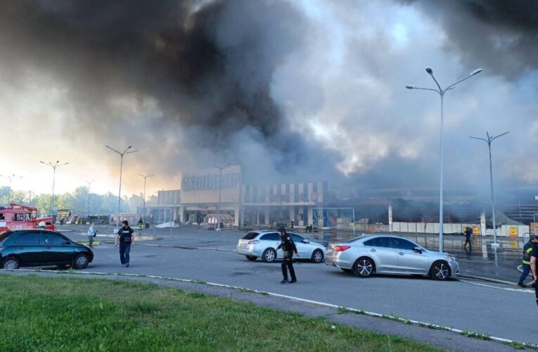 росіяни вдарили авіабомбою по будівельному гіпермаркету в Харкові. Є загиблі та поранені