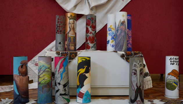 Розписані студентами гільзи стали експонатами благодійної виставки у Києві