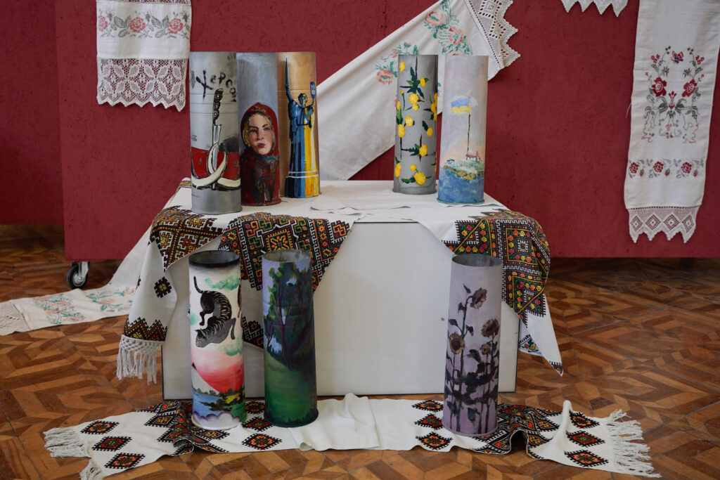 rozpisani studentami gilzi stali eksponatami blagodijnoyi vistavki u kiyevi 888d3dd