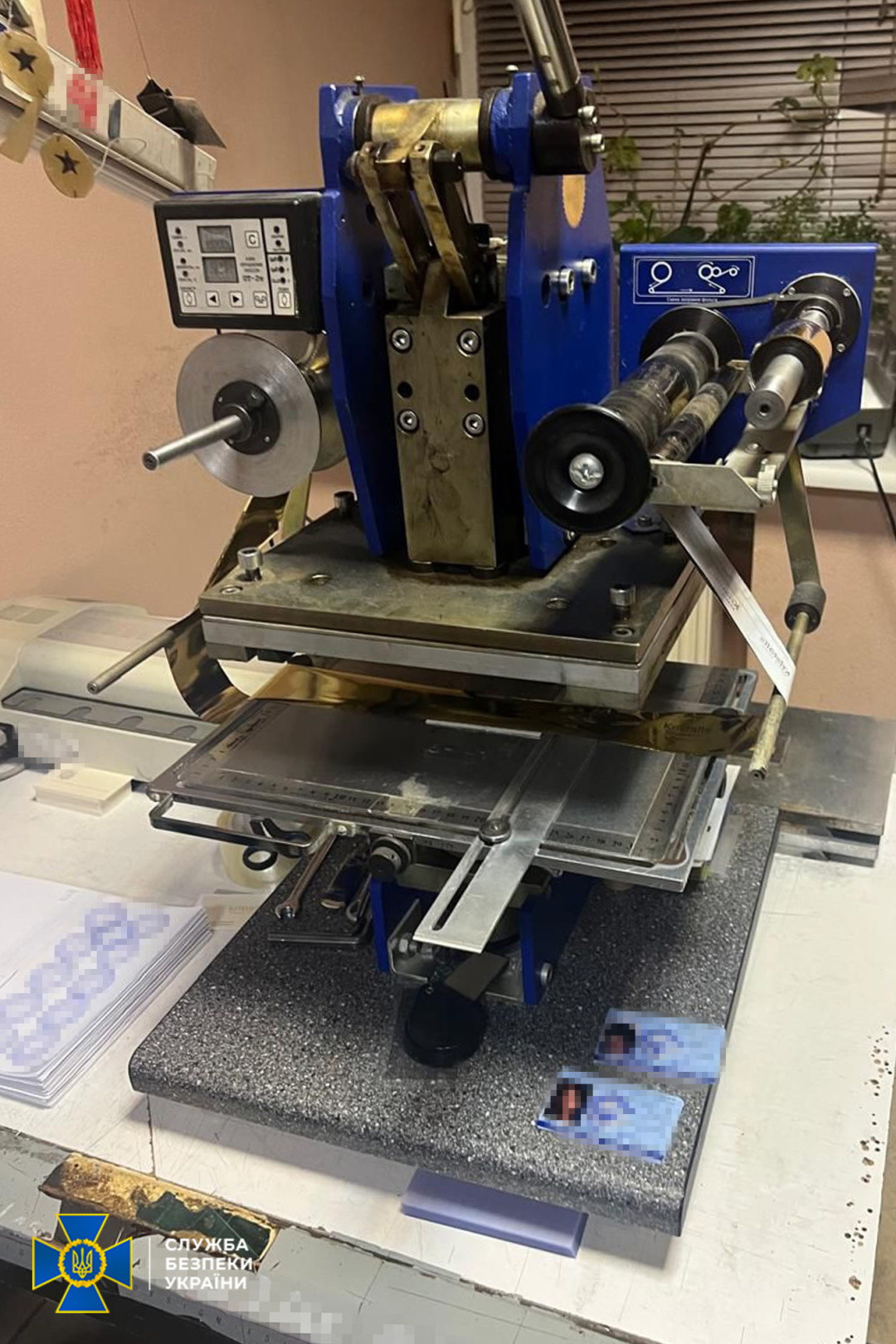 sbu vikrila dilkiv jaki prodavali fejkovi konsulski posvidchennja uhiljantam na kiyivshhini cc2549b