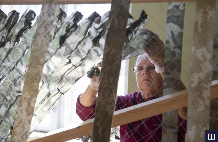 Сплели 29 сіток у квітні: Як у Чернівцях у Народному домі виготовляють сітки для військових