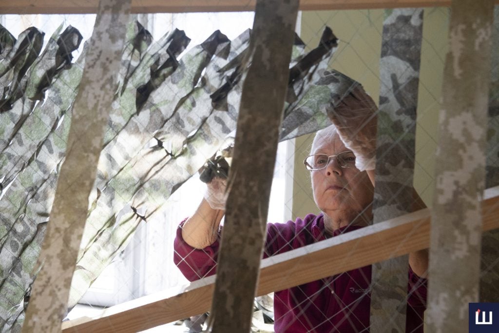 Сплели 29 сіток у квітні: Як у Чернівцях у Народному домі виготовляють сітки для військових 11 1