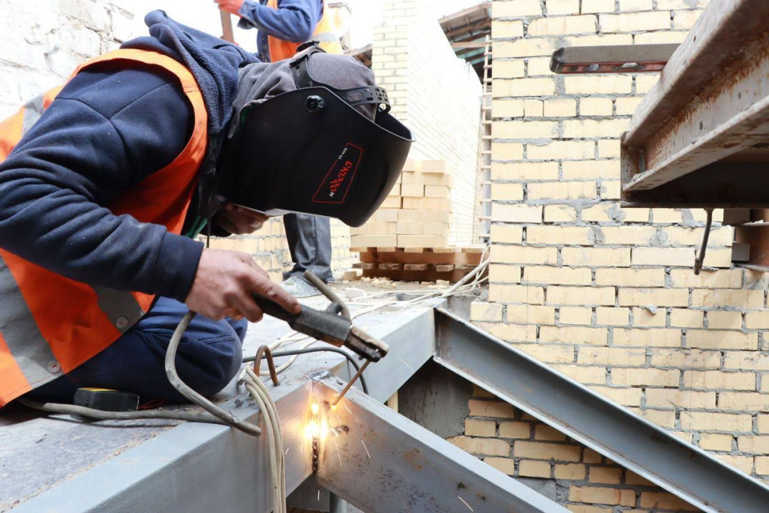 u 10 z 12 poshkodzhenih obstrilom budinkah zaporizhzhja trivaye rekonstrukcija ova 22cad28