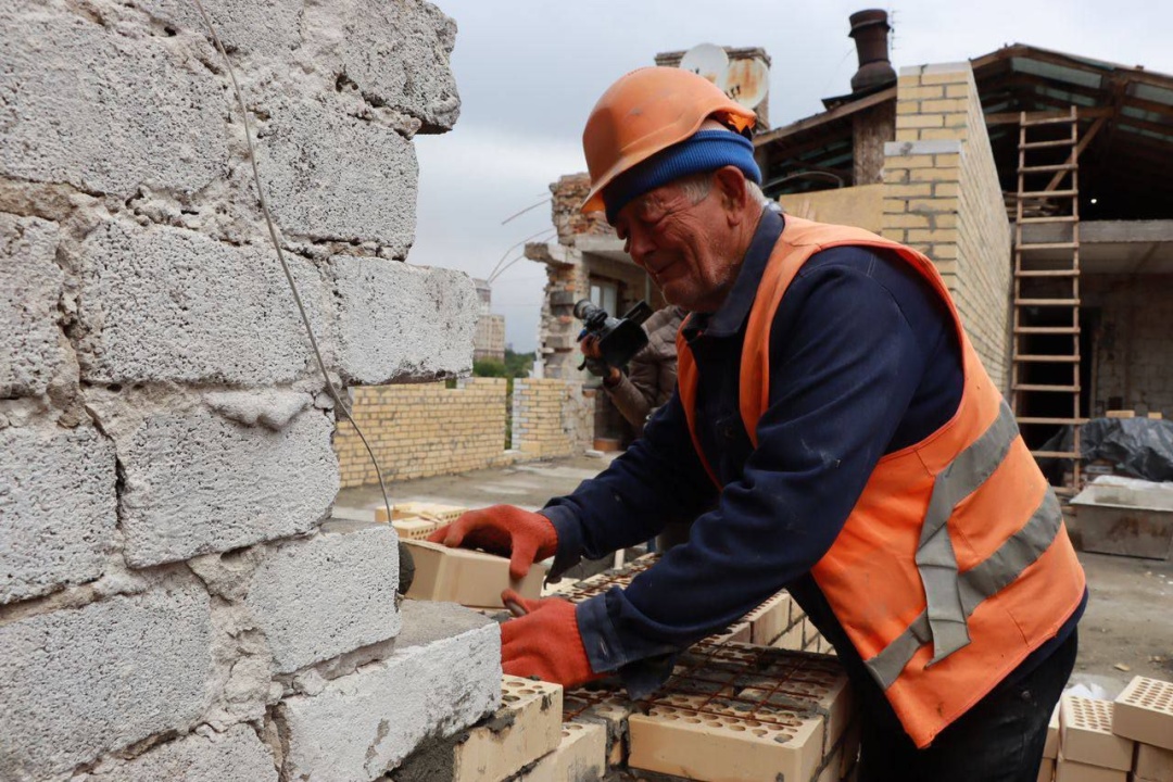 u 10 z 12 poshkodzhenih obstrilom budinkah zaporizhzhja trivaye rekonstrukcija ova 41a008a