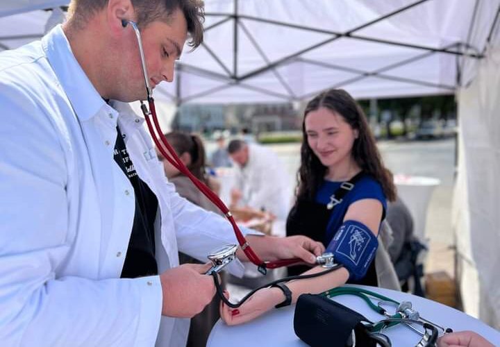 У Чернівцях почали працювати пункти безоплатного вимірювання тиску