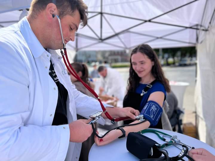 У Чернівцях почали працювати пункти безоплатного вимірювання тиску 11 1