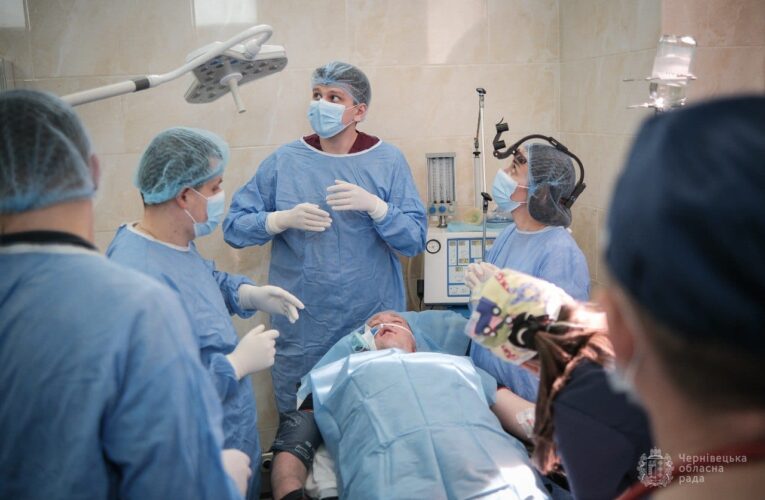 У Чернівцях провели надскладну операцію пацієнту із роздробленою щелепою