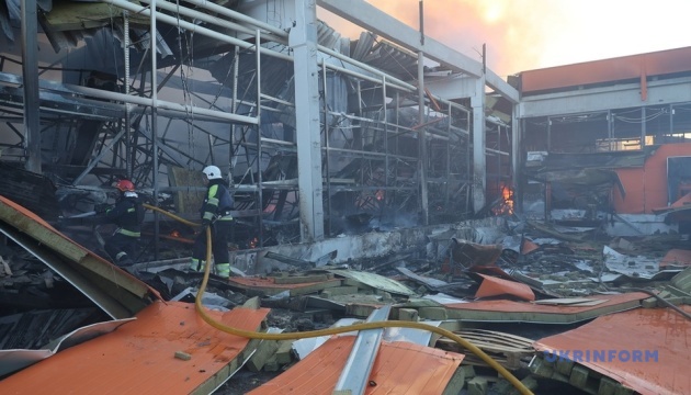 У Харкові кількість жертв удару по «Епіцентру» зросла до 14 