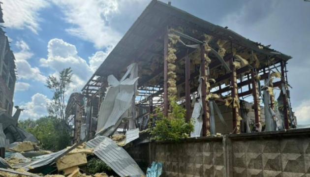 У Харкові внаслідок удару РФ зруйноване підприємство, пошкоджені будинки та кафе
