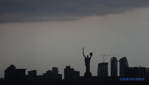 У Києві до кінця доби - гроза та сильні пориви вітру