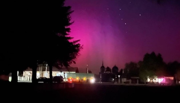 У небі над Україною помітили дивний спалах та сяйво: версії соцмереж