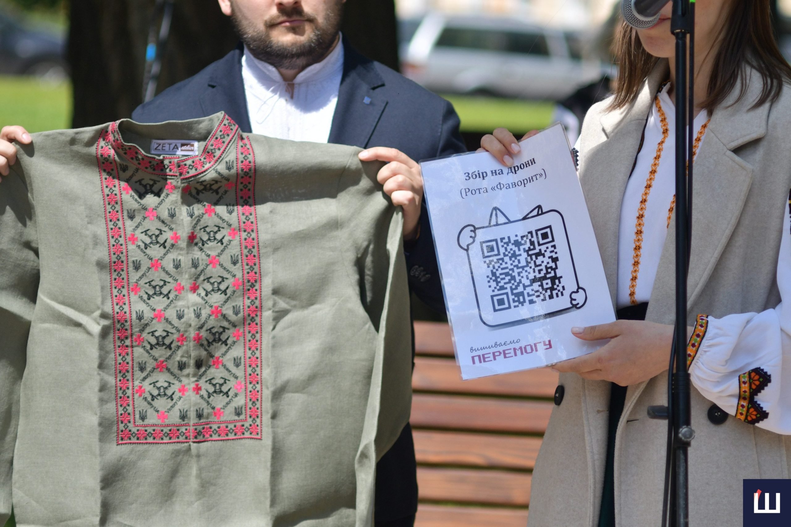 «У ній відображене наше сьогодення»: у Чернівцях презентували вишиванку «Бойова дронівка»