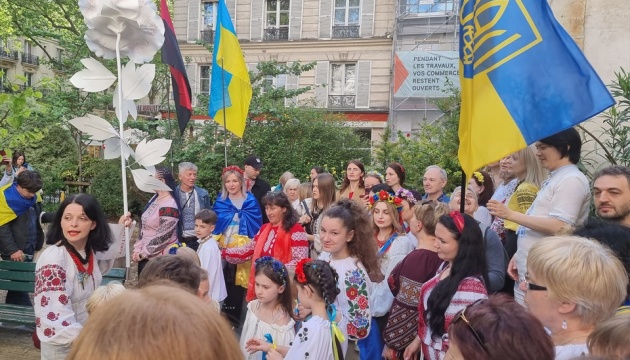 У Парижі хода вишиванок відбулася спільно із грузинською діаспорою