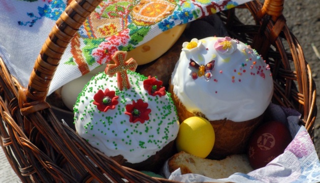 У звільнені від росіян населені пункти Луганщини привезли продукти та смаколики до Великодня