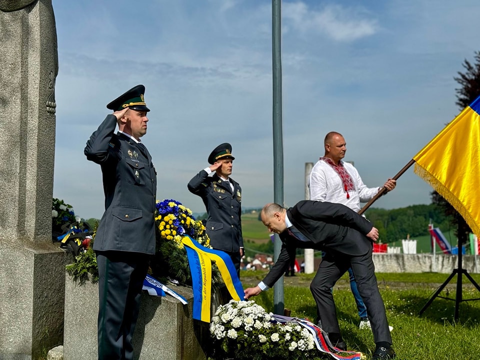 v avstriyi ukrayinski diplomati ta gromada vshanuvali pamjat zhertv taboru mautgauzen c5bfedf