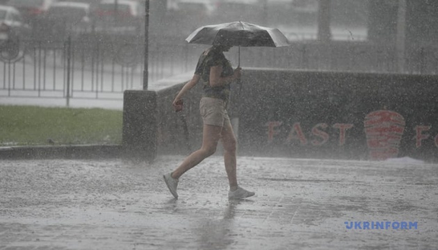 В Україні завтра дощитиме у низці областей, вдень до +18°