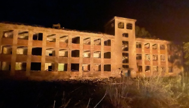 Війська РФ вдарили ракетами по Селидовому, пошкоджені будинки та заклад освіти