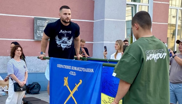 Військовий з Житомира встановив рекорд України з віджимання на брусах за годину