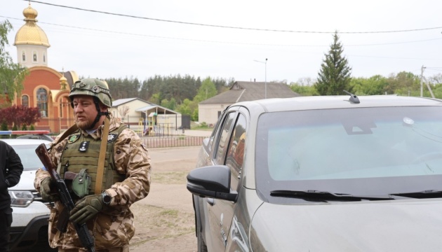 Ворог обстріляв автомобіль поліцейських, які їхали евакуювати жителів Вовчанська