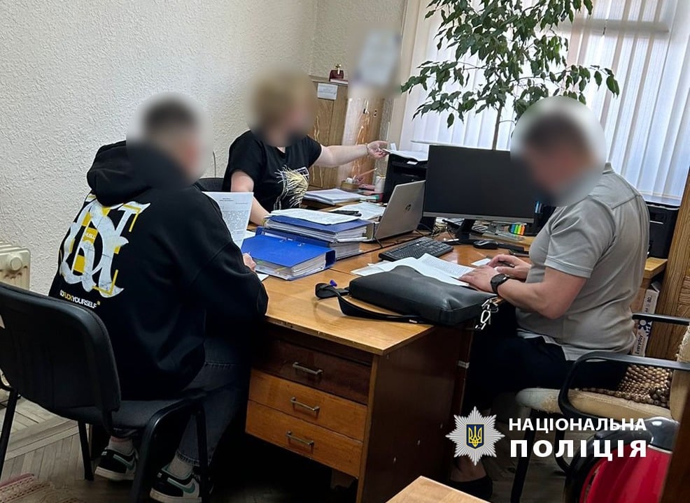 Збитки на майже 700 тисяч гривень: у Чернівцях посадовцям міськради повідомили про підозру через закупівлю авто 11 1