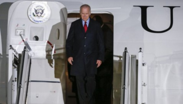 Байден прибув до Франції - у планах церемонія в Нормандії та переговори із Зеленським і Макроном