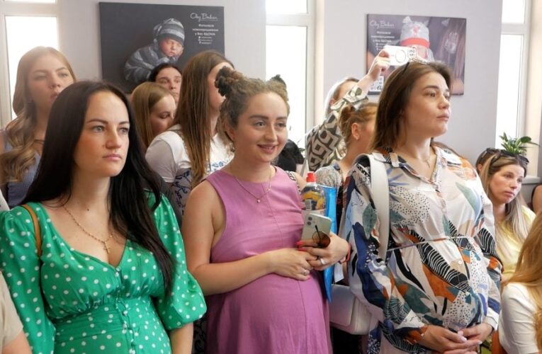«Буду відвідувати лекції разом з чоловіком». У Чернівцях відкрили академію майбутніх батьків