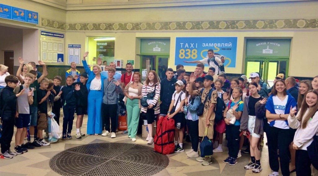 Буковинські шкільні ліги вирушили на Всеукраїнські змагання 11 6 команд представлятимуть Чернівецьку область на змаганнях « Всеукраїнських шкільних ліг пліч-о-пліч».