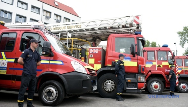 dsns otrimala specavtomobili vid partneriv iz britaniyi ssha estoniyi ta japoniyi f8521b2