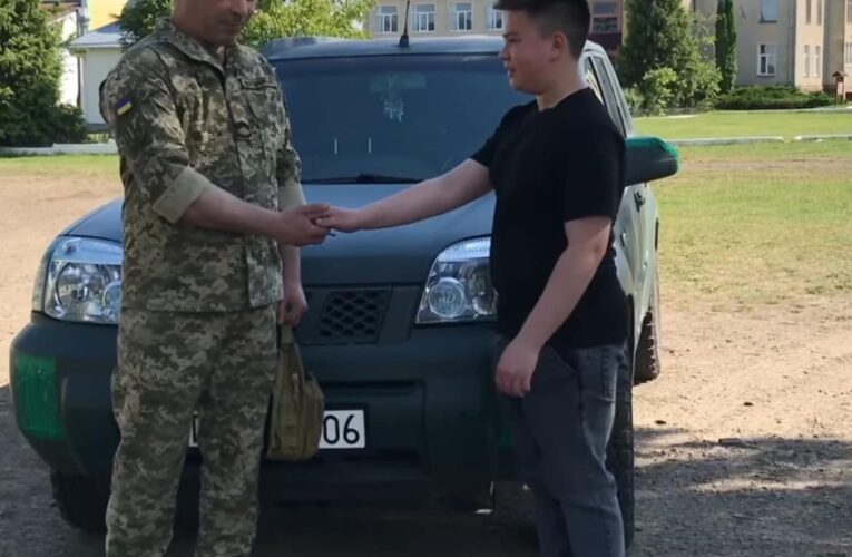 Молодий волонтер з Буковини передав захисникам перше авто