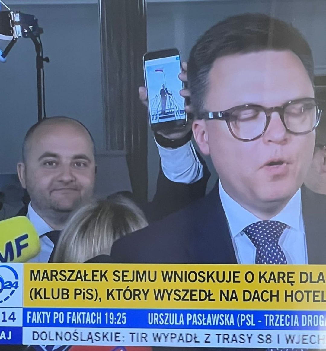 na dah polskogo sejmu unochi vihodiv deputat shhob zrobiti selfi 2d2ce6d