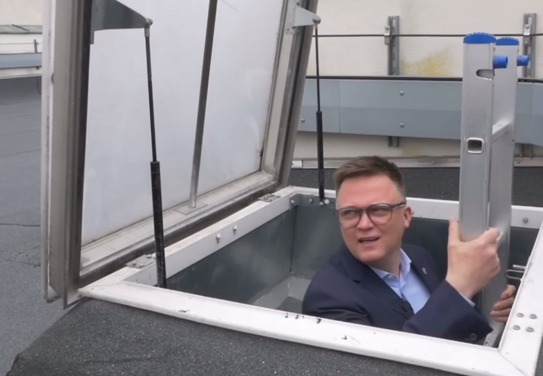 На дах польського Сейму уночі виходив депутат, щоб зробити селфі 14 na dah polskogo sejmu unochi vihodiv deputat shhob zrobiti selfi faa4a37