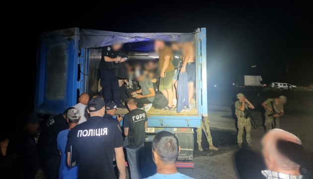 На Одещині затримали фуру, яка везла до Молдови 41 чоловіка