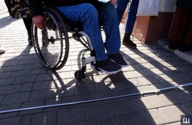 Небезпечна бруківка й бар’єри, які принижують гідність: наскільки доступними є Чернівці для людей з інвалідністю