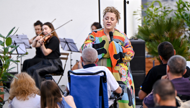 Ніно Катамадзе виступила для поранених бійців у центрі «Незламні»