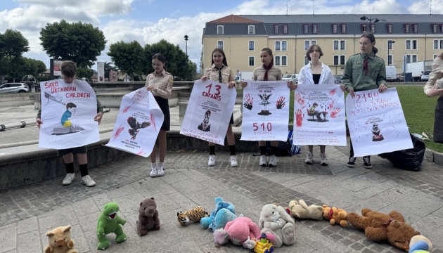 Пластуни півдня Франції вшанували пам’ять загиблих під час війни українських дітей