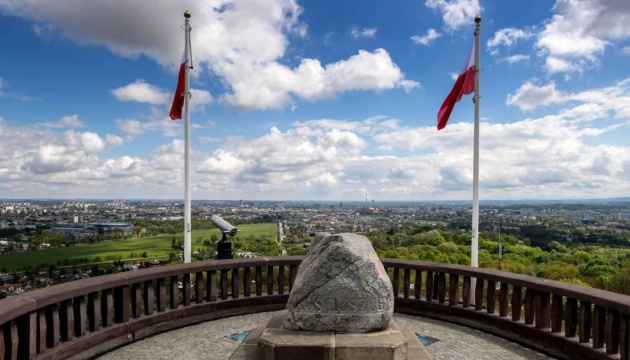 Поліція встановлює коло осіб, причетних до зняття українського прапора у Кракові
