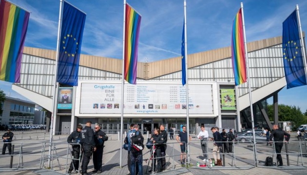 Праві популісти в Німеччині провели з'їзд на тлі масових протестів